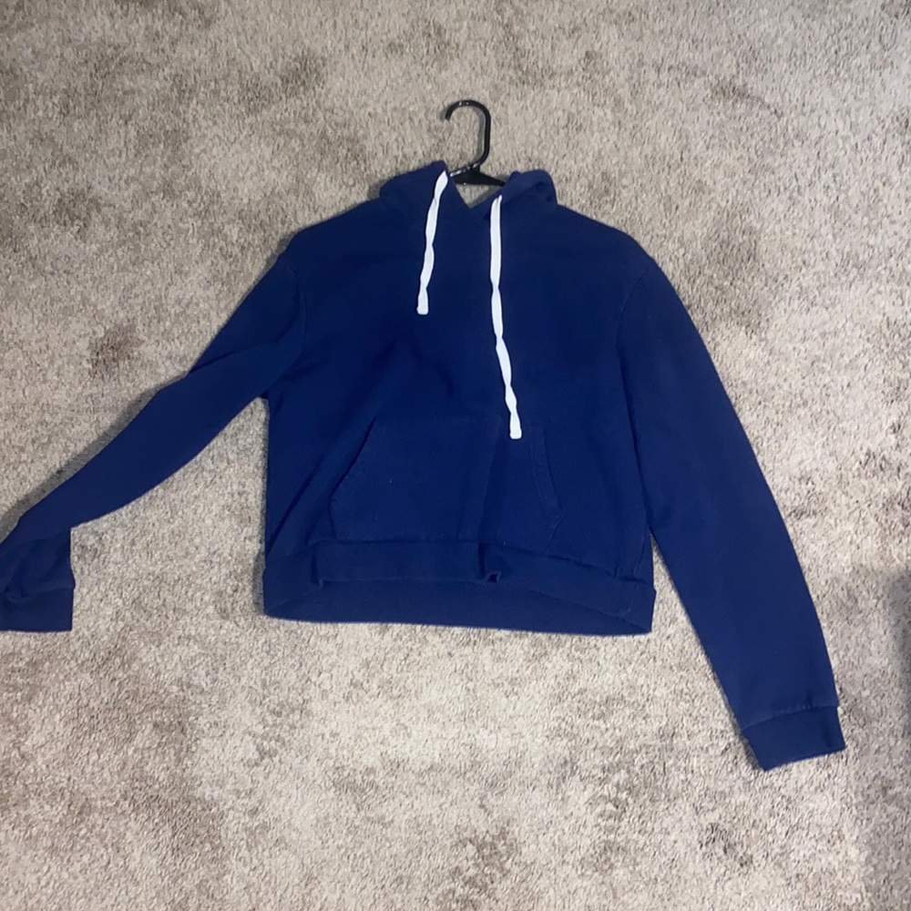 cropped navy blue  sweatshirt from forever 21. thick and soft material.